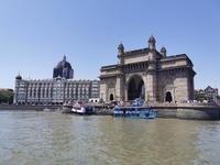 Gateway of India und Taj Hotel mit eingerüsteter Kuppel, Bombay