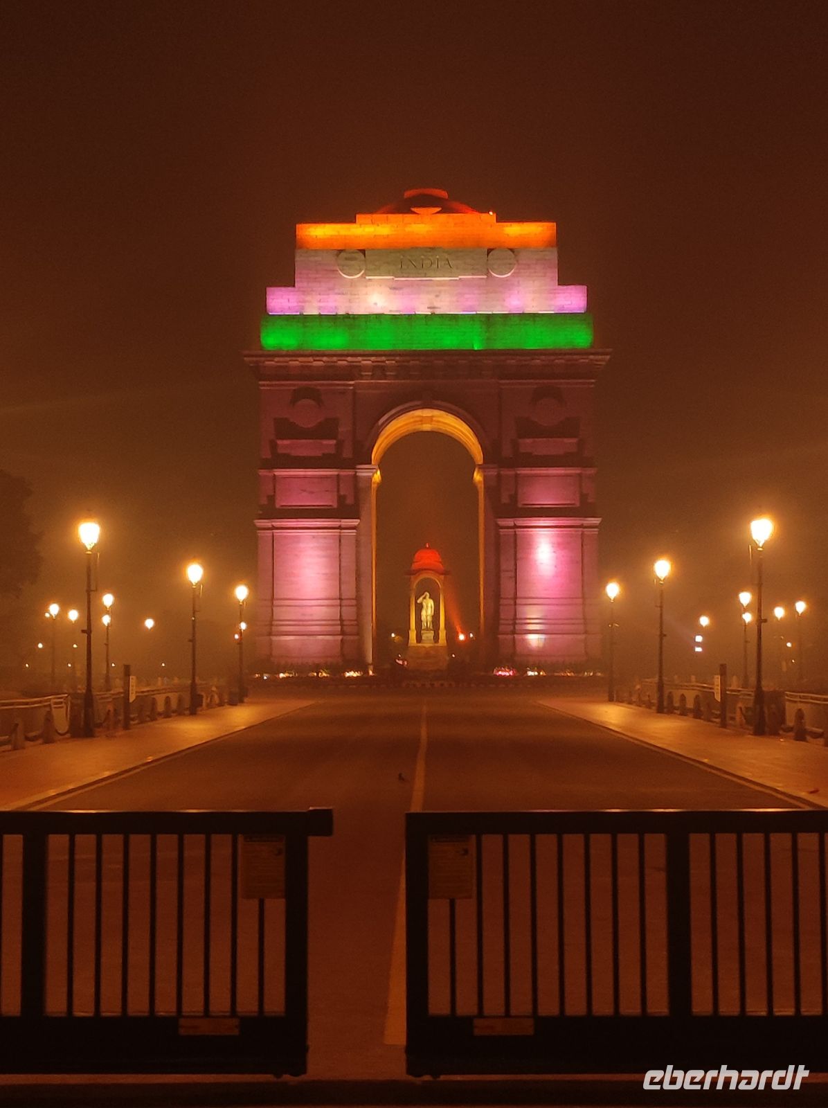 Das India-Gate bei Nacht in Neu Delhi, Indien