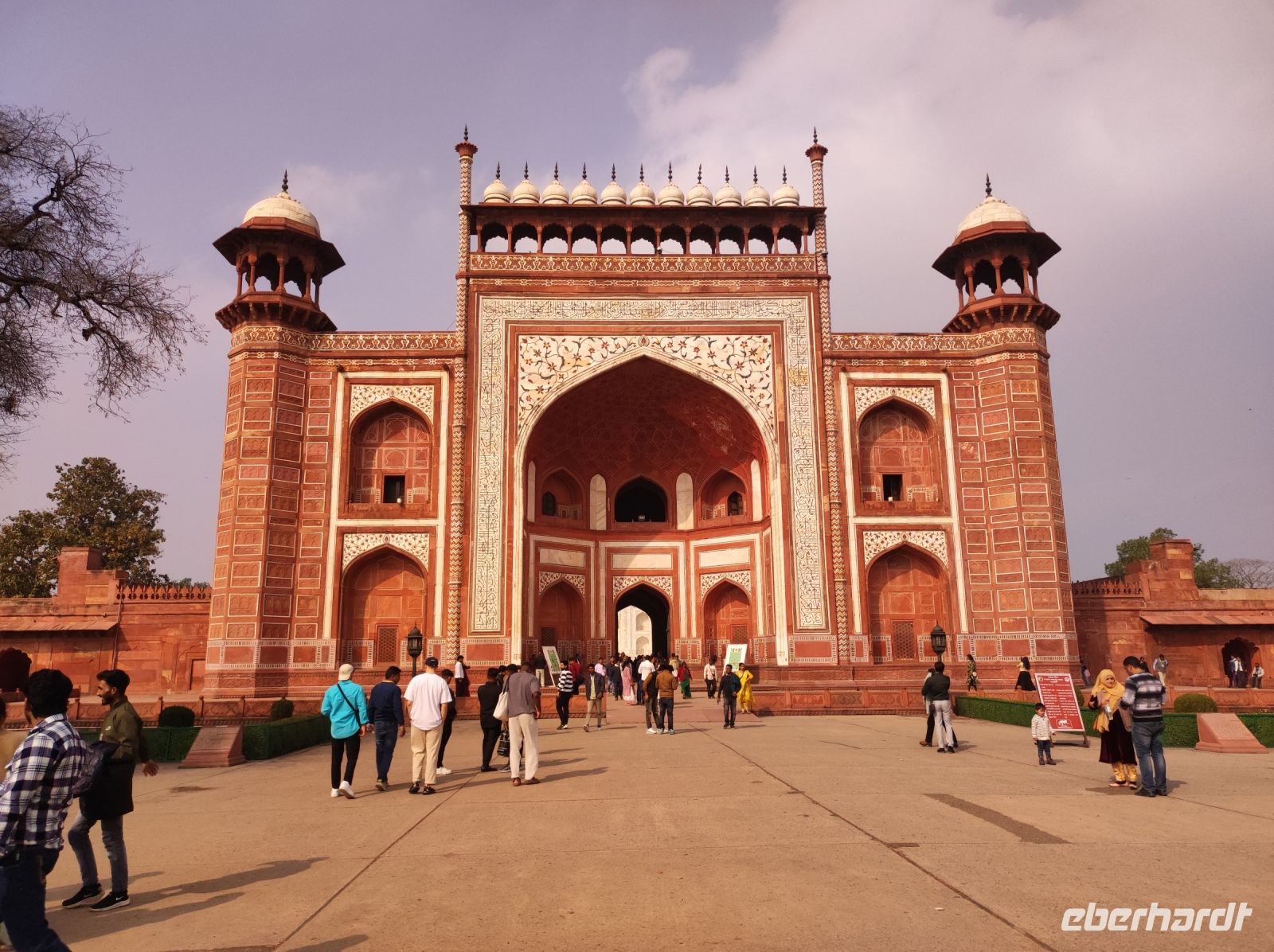 Ein kleines Fort vor dem mächtigen Taj Mahal in Agra, Indien