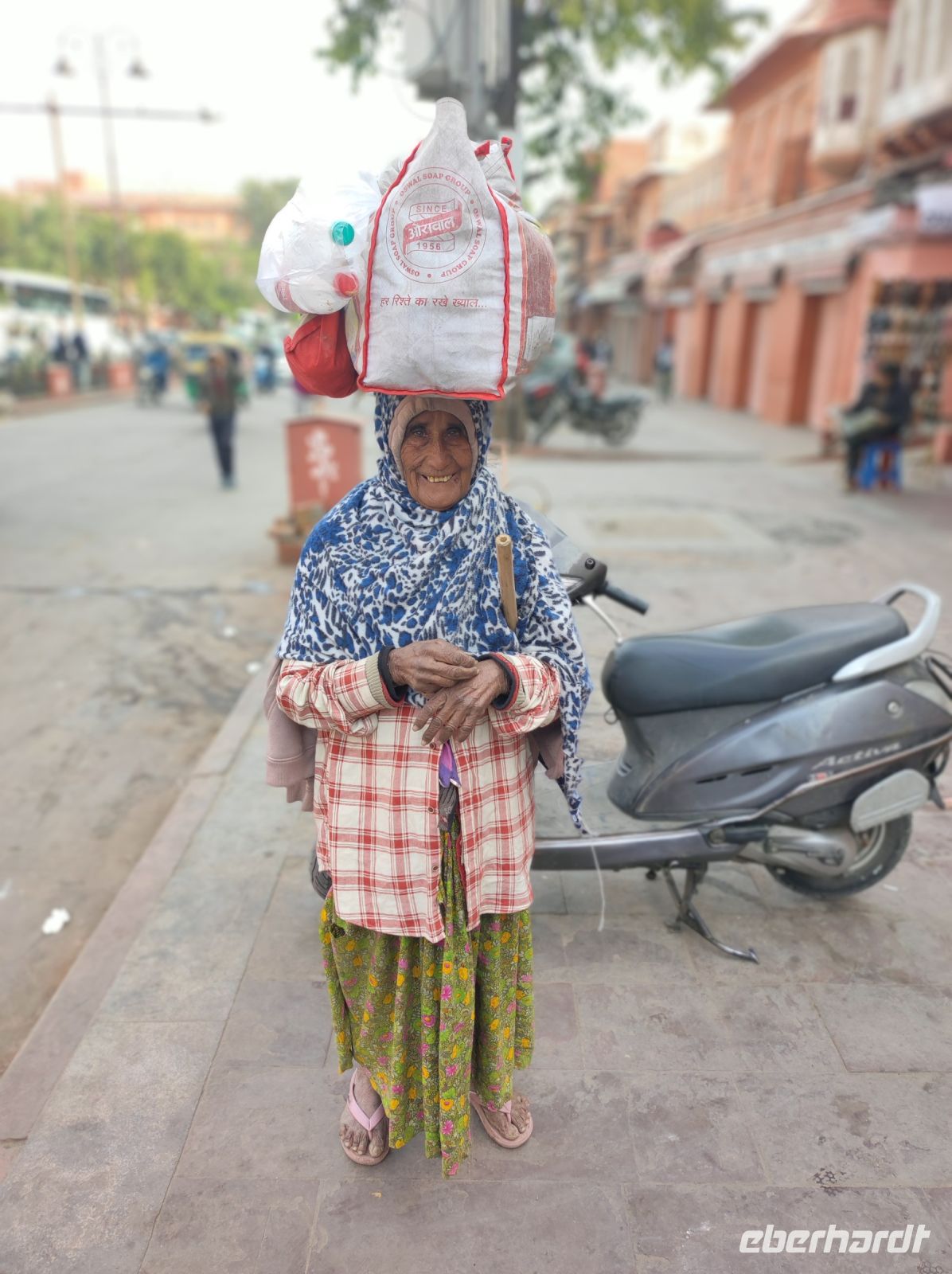 Straßenhändlerin in Jaipur, Rajesthan - Indien
