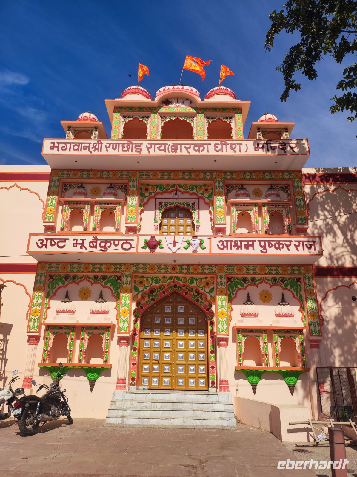 schön bemalte Eingangsforte des Hindu-Tempels in Pushkar, Rajesthan - Indien