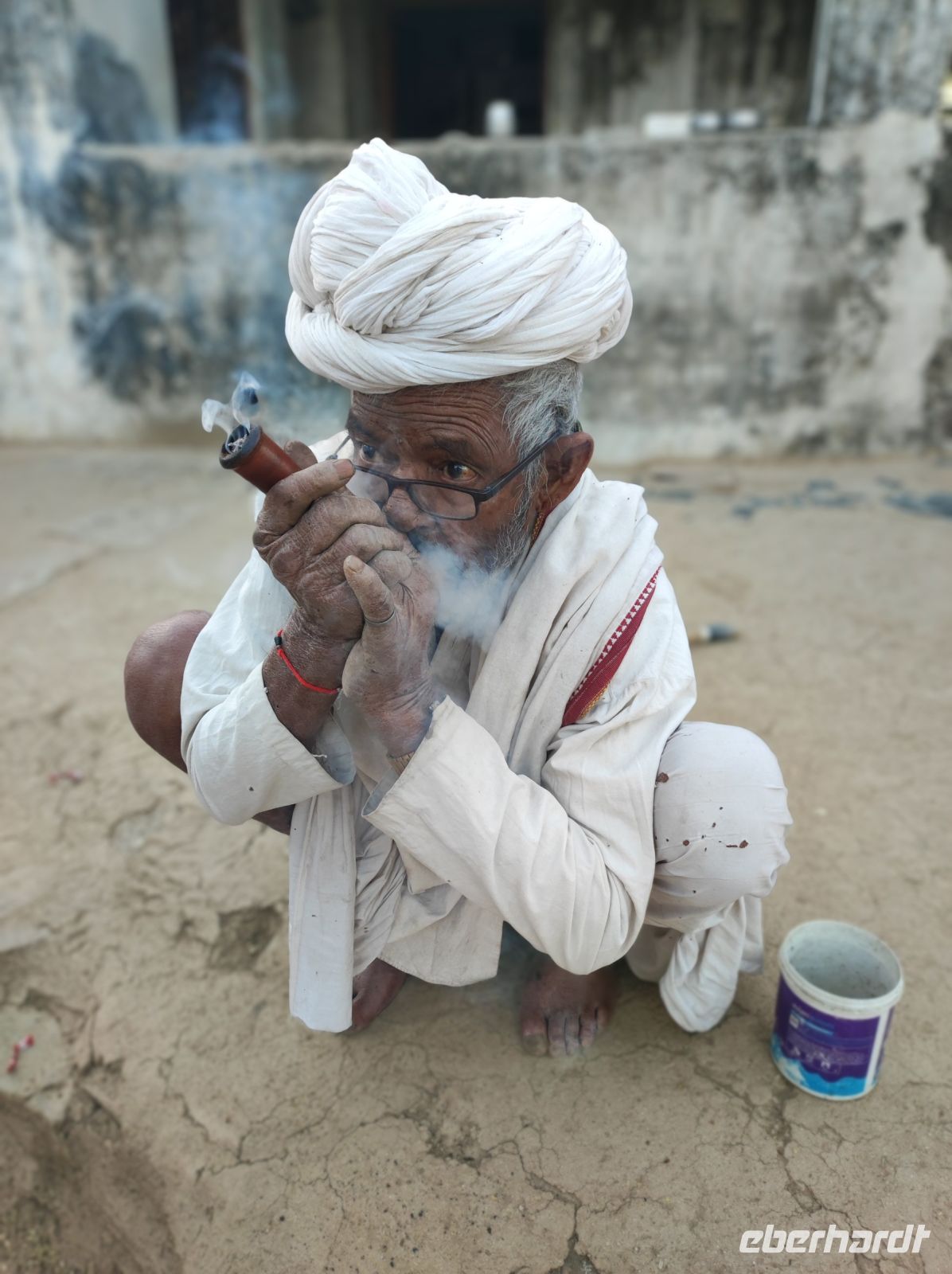 Opium Rauchen im Bishnoi Dorf bei Jojowar, Rajesthan - Indien