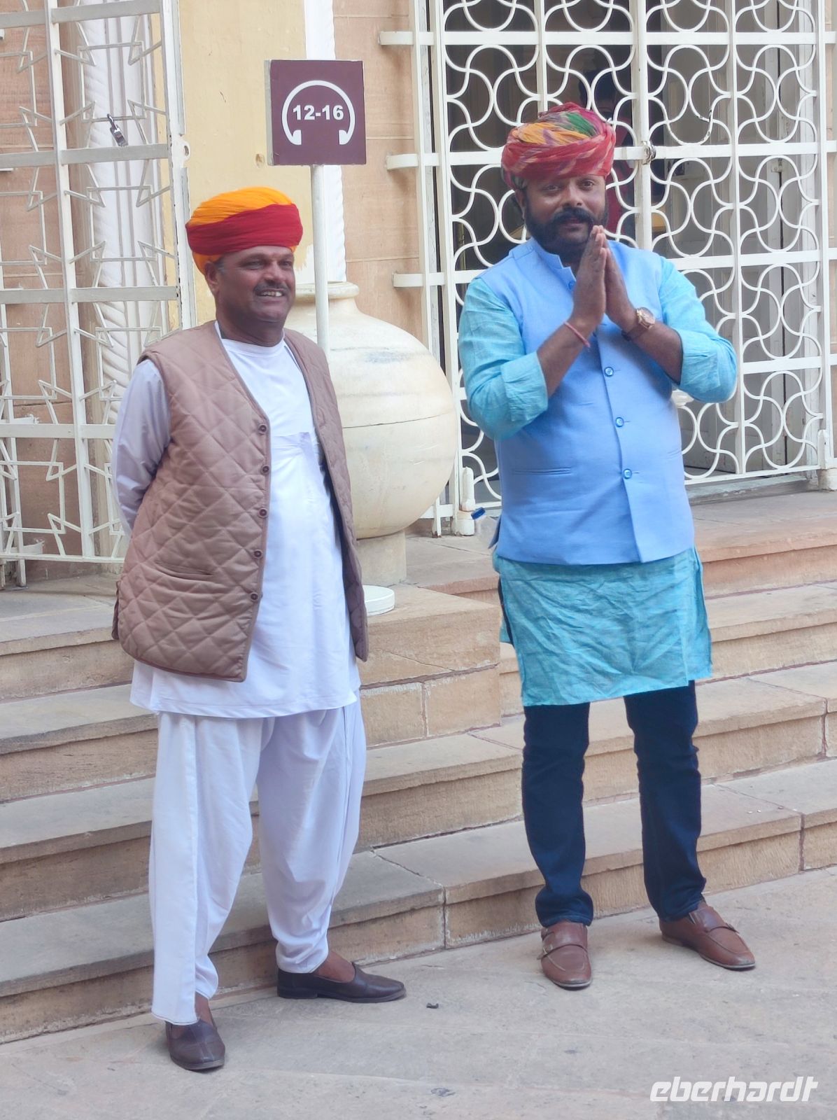Turban binden Vorführung im Meheranghar Fort in Jodhpur, Rajesthan - Indien
