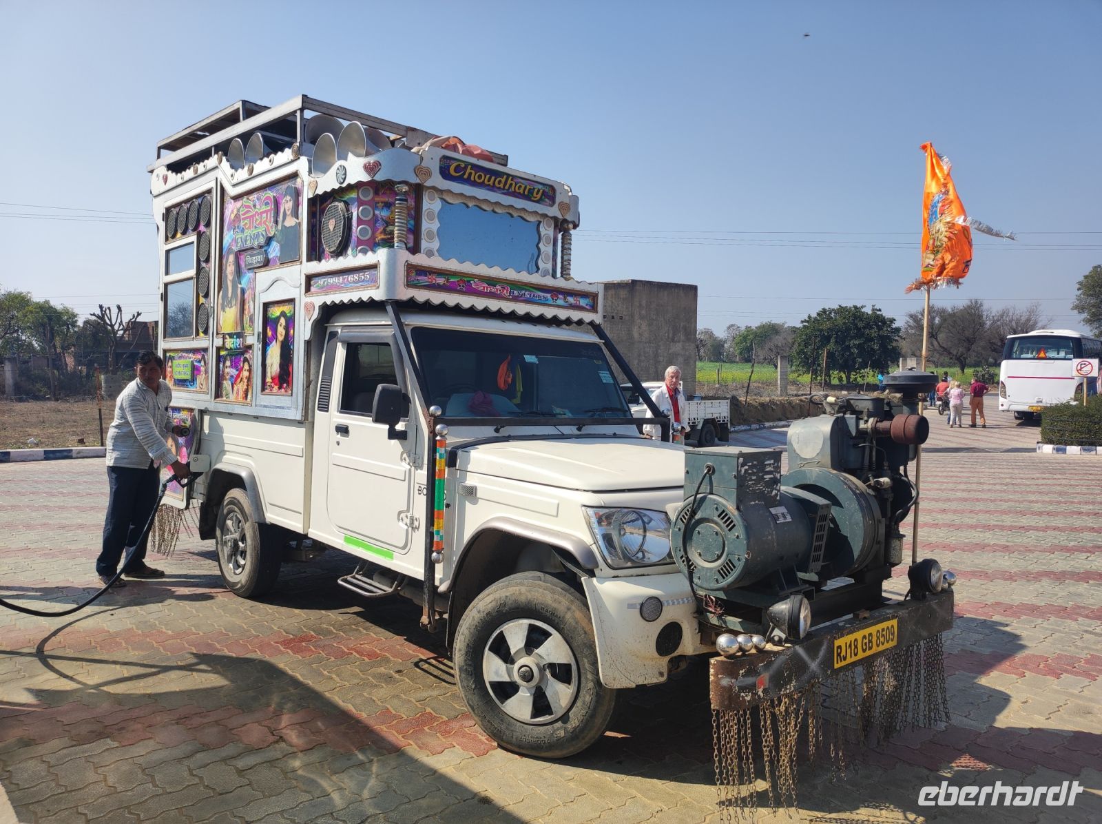 besondere Autos auf den indischen Straßen