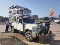 besondere Autos auf den indischen Straßen