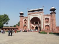 Das massive Eingangsportal des Taj Mahal Mausoleums