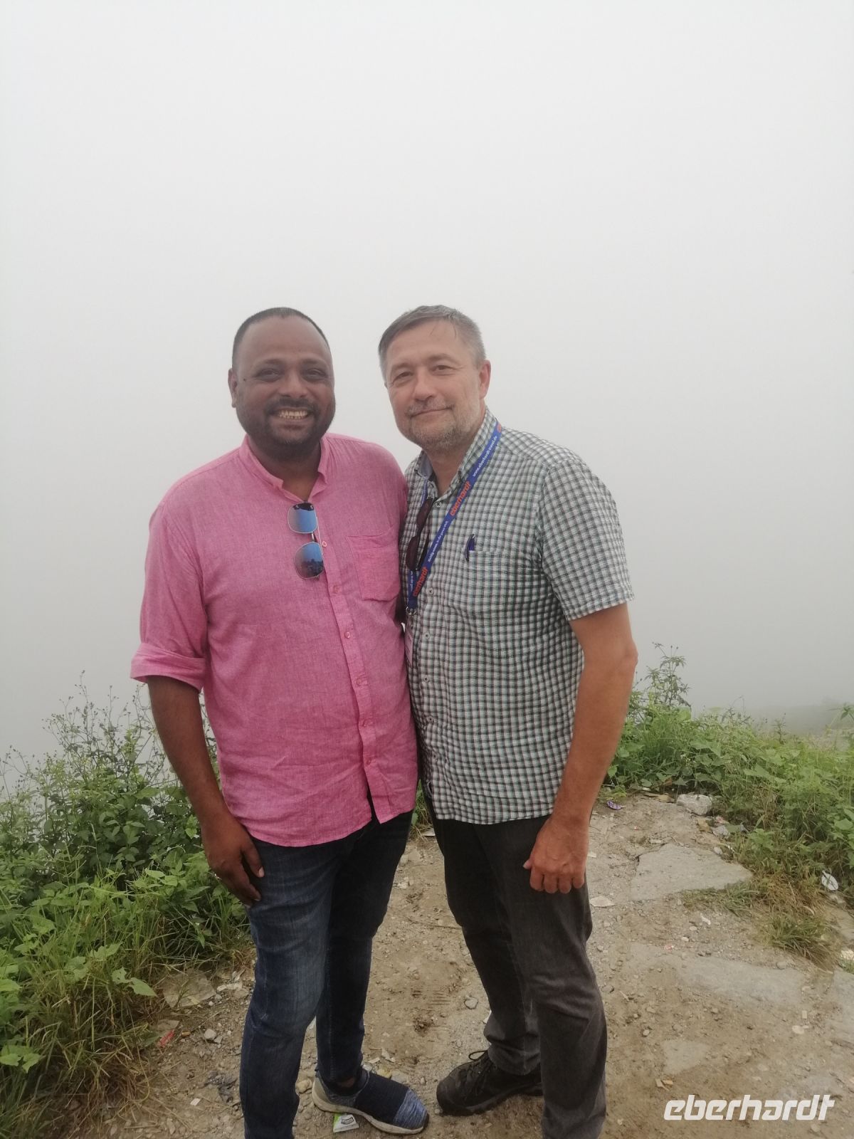 auf dem Weg nach Darjeeling: Bhawani und Andrej in Kurseong