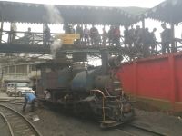 toy train Darjeeling: Ankunft in Ghum