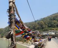 Spaziergang über eine Brücke am Fluss Tista - Gebetsfahnen