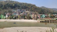 Busfahrt nach Sikkim,- Wohnsiedlung direkt am Fluss 