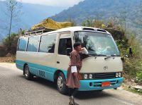 Unser Reisebus in Bhutan und Galey, unser Reiseleiter