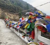 tanalung - Chu - Brücke mit Gebetsfahnen