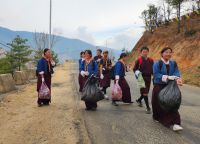 Schüler beim Müllsammeln, immer samstags