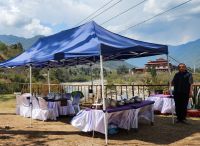 Picknick am Fluss, im Hintergrund Punakha Dzong
