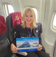 Himalaya - Flug  Überreichung der Urkunde