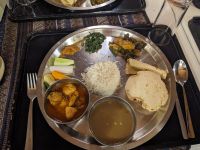 49) Abendessen an der Unterkunft Machan Country Villa am Chitwan Nationalpark, Nepal