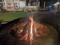 50) Lagerfeuer an der Unterkunft Machan Country Villa am Chitwan Nationalpark, Nepal