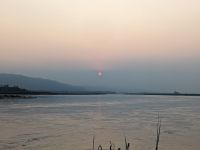 87) Sundowner nach der Bootsfahrt im Chitwan Nationalpark, Nepal
