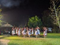 90) Tanzaufführung der Tharu im Chitwan Nationalpark, Nepal