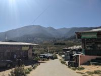 344) Geschäfte vor dem Fruchtbarkeitskloster bei Punakha, Bhutan