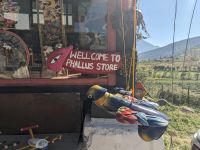 348) Geschäfte vor dem Fruchtbarkeitskloster bei Punakha, Bhutan