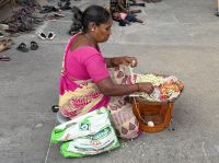 Opfergabenverkäuferin, Sri Ekambaranathar Tempel Kranchipuram &ndash; &copy; Sabine Reckord (Eberhardt TRAVEL)