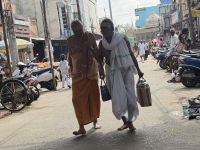 hl. Männer kommen zur Arbeit, Chidambaram &ndash; &copy; Sabine Reckord (Eberhardt TRAVEL)