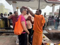 Segnung am Chamundeshwari Tempel, Mysuru &ndash; &copy; Sabine Reckord (Eberhardt TRAVEL)