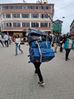 Kofferträger in Darjeeling &ndash; &copy; Andrey Kulikov (Eberhardt TRAVEL)