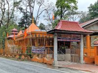 ein Tempel am Straßenrand (Affengott Hanuman) &ndash; &copy; Andrey Kulikov (Eberhardt TRAVEL)
