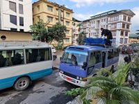 Busfahrer Yamraj packt die Koffer aufs Dach &ndash; &copy; Andrey Kulikov (Eberhardt TRAVEL)