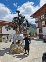 Besichtigung der Kunstakademie in Thimphu, Singay luftet die Geschichte über diese Tiere &ndash; &copy; Andrey Kulikov (Eberhardt TRAVEL)
