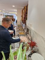 Mittagessen im Restaurant Edelweis, Thimphu &ndash; &copy; Andrey Kulikov (Eberhardt TRAVEL)