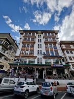 Spaziergang durch die Hauptstraße von Thimphu &ndash; &copy; Andrey Kulikov (Eberhardt TRAVEL)