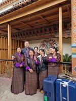 Abfahrt von Thimphu nach Punakha, Verabschiedung vom Hotelpersonal &ndash; &copy; Andrey Kulikov (Eberhardt TRAVEL)