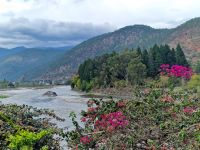 In Punakha fließen die beiden Flüsse Mo Chhu (Mutter-Fluss) und Pho Chhu (Vater-Fluss) zusammen. &ndash; &copy; Andrey Kulikov (Eberhardt TRAVEL)