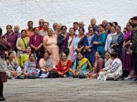 eine Reisegruppe aus Indien im Hof des Punakha Dzong &ndash; &copy; Andrey Kulikov (Eberhardt TRAVEL)