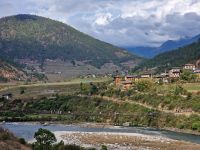 Die berühmte, lange Hängebrücke in der Nähe des Dzongs ist über den Po Chhu gespannt. &ndash; &copy; Andrey Kulikov (Eberhardt TRAVEL)