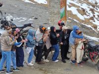 eine Biker-Gruppe am Chelila-Pass &ndash; &copy; Andrey Kulikov (Eberhardt TRAVEL)