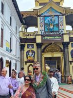 Besichtigung des Pashupatinath-Tempel-Komplexes, im Hintergrund - Hinduistischer Tempel &ndash; &copy; Andrey Kulikov (Eberhardt TRAVEL)