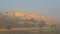 270 Amber Fort von fern