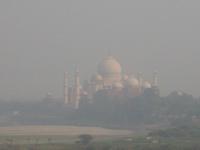 Das Taj Mahal vom Roten Fort aus sieht man fast nur im Dunst ... 
