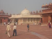Grabmal eines Sufi-Heiligen in der Moschee von Fatehpur Sikri
