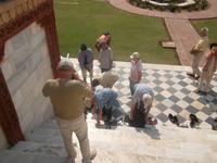 Nach Besuch des Heiligtums: Schuhe wieder anziehen!