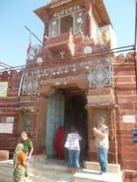 Eingang zum Osyan-Tempel mit Shiva-Symbol über der Tür