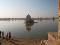 Am See von Jaisalmer in der Wüste