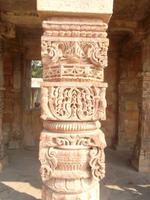 verzierte Säule am Qutb-Minarett
