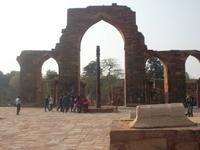 Hof der QUtb-Moschee mit Eisensäule