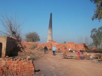 Ziegelei mitten auf dem Feld