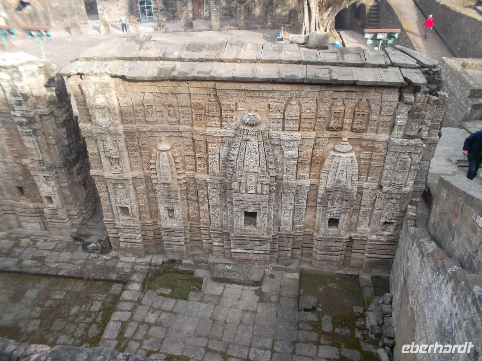 Herrlich verziert stehen noch Reste